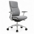 Ergonomiczny fotel obrotowy szary ze srebrną podstawą 68 x 68 x 118–128 cm